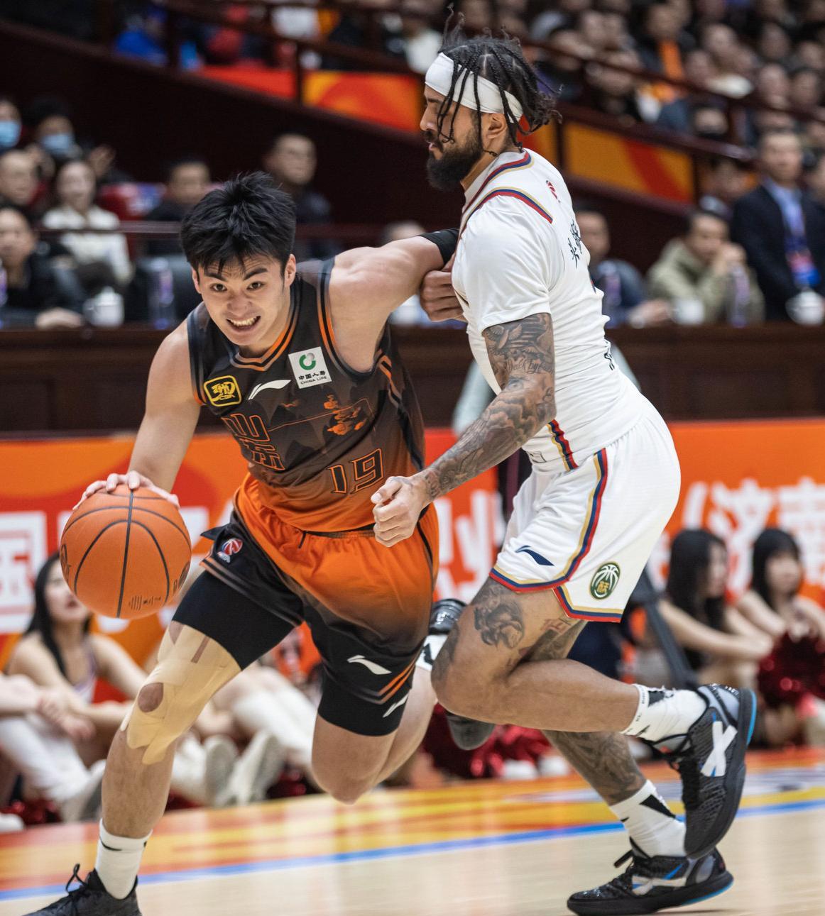 包含赛地聚焦：CBA常规赛赛前热度飙升；广厦男篮复出首秀；质疑声仍在；轮换策略成焦点的词条-竞技宝网址