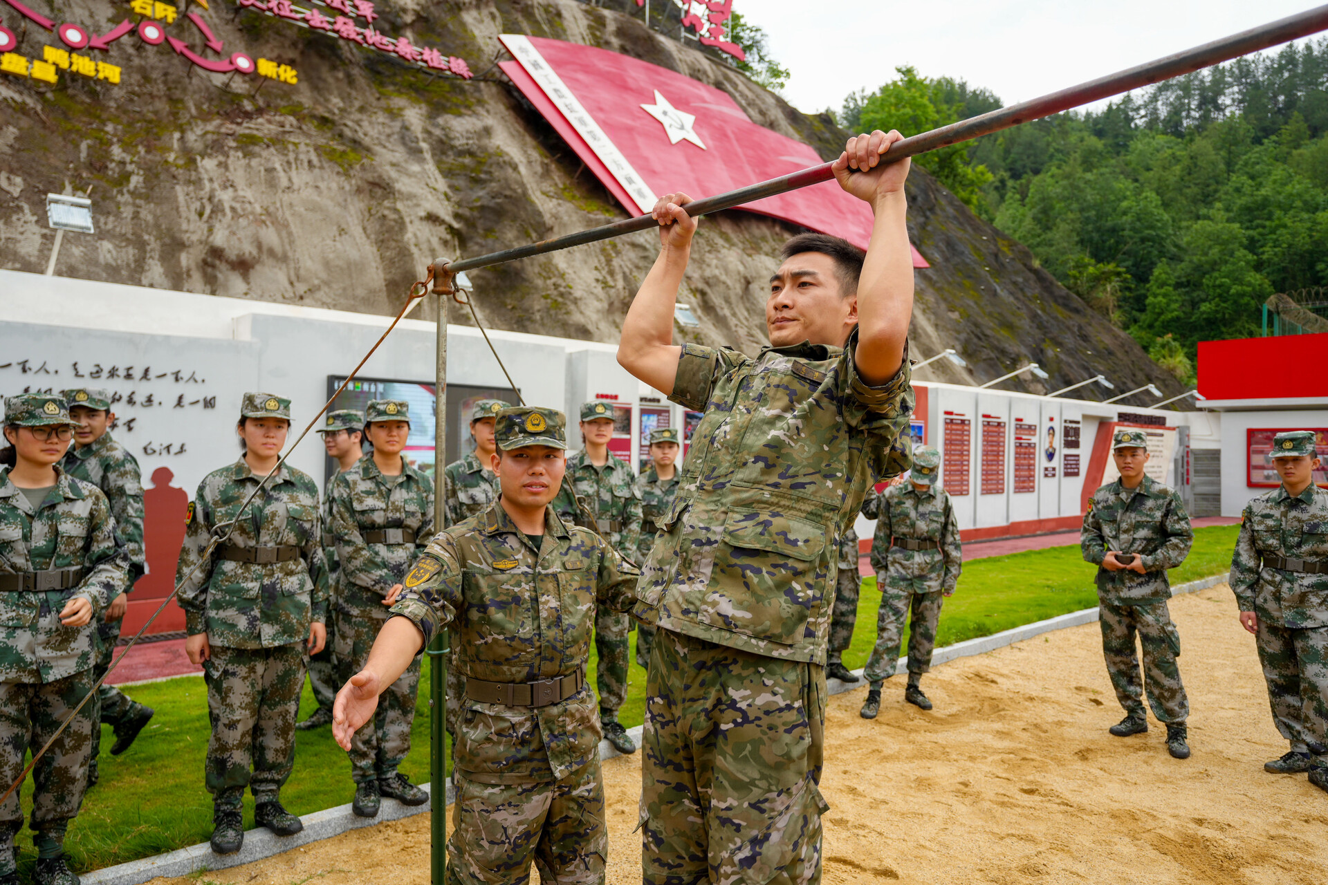 尼斯训练开放日，冲刺阶段回应争议引欢呼，荷甲在即，身体对抗强度拉满(不思议迷宫战术大厅平民)